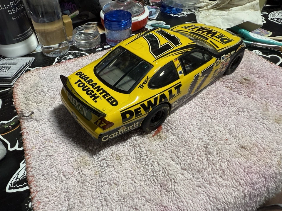 Coche fundido a presión DeWalt 2005 número 17 Matt Kenseth Team Caliber NASCAR diecast 1:24 Foto 1 de 4