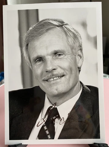 TED TURNER Autograph 5x7Photo  Smudged Signature Former Owner Of Braves & Hawks Cover