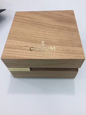 Caja de reloj de madera Corum Foto 1 de 4