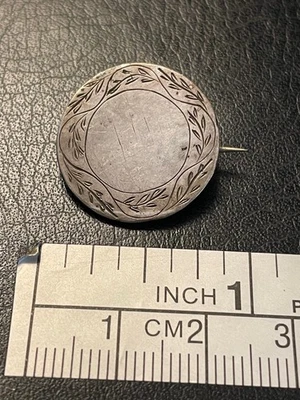 Broche Prendedor Moneda Antigua Plata Victoriano Amor Ficha Grabado Floral Antiguo Patrimonio Foto 1 de 4