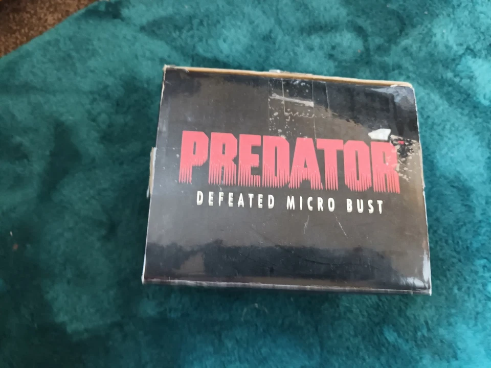 Predator Defeated Mirco Vinyl Figure - Image 1 of 4