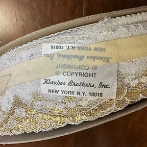 Carrete a granel vintage Klauber Brothers NY 2” borde de encaje oro blanco 161 yardas NUEVO NOS - Imagen 1 de 5