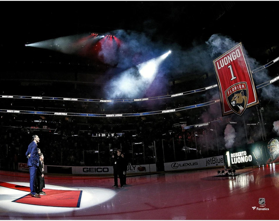 Roberto Luongo Florida Panthers Unsigned Jersey Retirement Night 11" x 14" Photo - Image 1 of 1