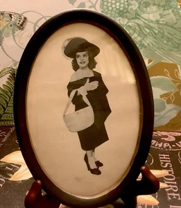 Marco de metal vintage~c 1940’s~con mujer joven blanca y negra vestida~5x7 ovalado~ - Imagen 1 de 6