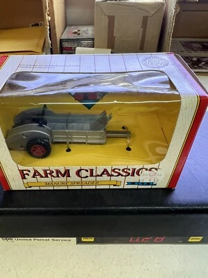 Ertl 2846 1:43 Farm Classics Manure Spreader metal - Image 1 of 2