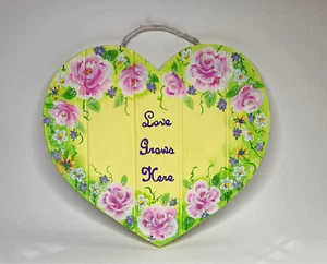 Targa Targa Legno Giallo Dipinta A Mano Rose Rosa Casetta Chic L'amore cresce qui  - Foto 1 di 11