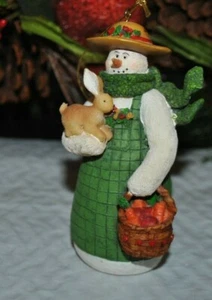 De Colección Raz Importaciones Firmado Deb Strain Adorno de Navidad Dama Hombre de Nieves con Conejo Resina de 5"H - Imagen 1 de 3