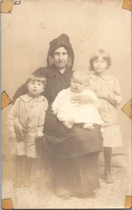 Antigua foto de familia de mujer de 1914 RPPC en negro con niños bebé imagen real - Imagen 1 de 2