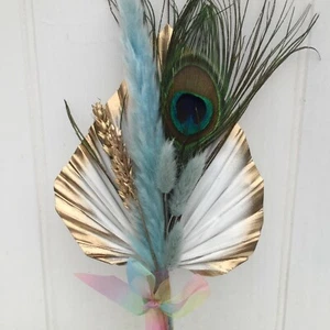 Lanza de palma blanca con bordes en flores de turquesa dorada y pluma de pavo real, adorno de pastel. - Imagen 1 de 5