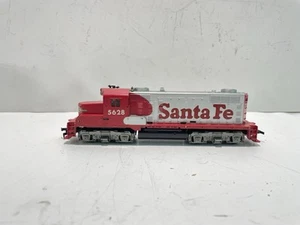 B10 Tyco Ho Scale Model Train Santa Fe Diesel Locomotive #5628 Not Running - Picture 1 of 13