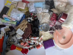 JOB LOT #95: VINTAGE threads, ribbon, lace, bows, zips & more - Picture 1 of 11