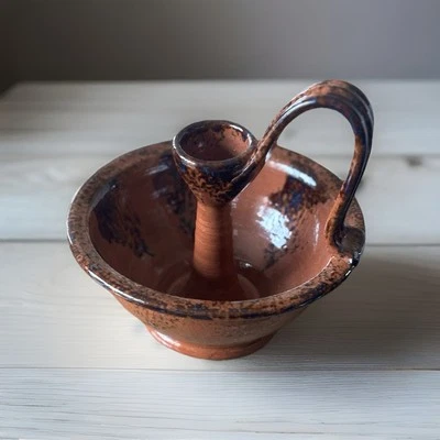 Candelabro de cámara de cerámica artística de estudio firmado hecho a mano con lazo para dedos Foto 1 de 4