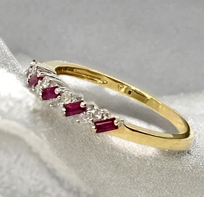 Anillo de eternidad de oro de 18 quilates con rubí y diamantes reales 2,65 gramos talla T Foto 1 de 4