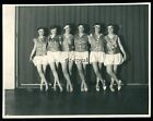Ładne kobiety w krótkich spodniach na przedstawieniu tanecznym - lata 20. - zdjęcie 11x9cm