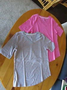 New IsaacMizrahi LIVE Essentials Set of 2 V Neck Tops/Sz L/Pink &Gray/Curved Hem - Picture 1 of 11