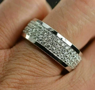 Alianza de boda de diamantes creados en laboratorio de corte redondo de 2 quilates enchapada en oro blanco de 14 quilates para hombre Foto 1 de 4