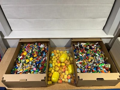 LARGE BUNDLE OF KINDER EGG TOYS & BAG OF CAPSULES - Image 1 of 4