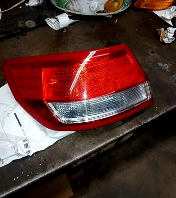 Lincoln MKZ 2010-2012 luz trasera izquierda lado conductor cuarto de panel montado - usado Foto 1 de 4