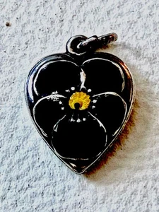Antiguo dije de corazón hinchado de plata de ley esmalte negro flor del pensamiento - Imagen 1 de 5
