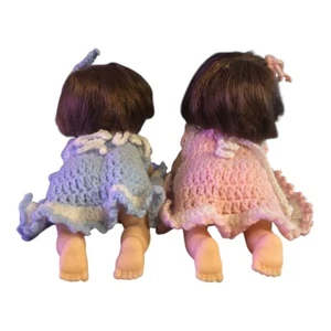 Vintage Zwillingspuppen aus Kunststoff in blau und rosa gehäkelt Outfits blinzelnde Augen 7 Zoll - Bild 1 von 7