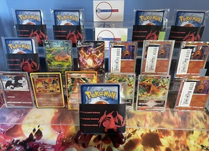 LOTTO POKEMON 30 Carte + CHARIZARD GARANTITO VINTAGE AND NEW! HOLO/V/GX/VMAX/EX - Foto 1 di 16