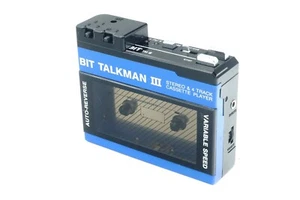 Bit Talkman III Stereo Lettore di Cassette Portatile 4 Tracce Regolazione Cinghia Speed Nuova - Foto 1 di 9