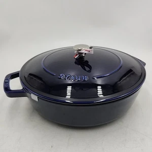 NEU Staub Sauteuse Chistera Gusseisen Schmorpfanne 28 cm dunkelblau mit Deckel und Griffen - Bild 1 von 12