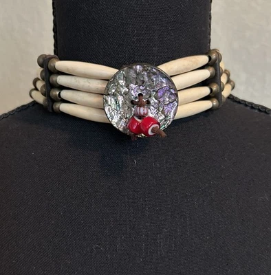 Colar Gargantilha Cachimbo de Cabelo Ósseo Feito à Mão com Concho Abalone e Gravata de Couro Contas Vermelhas - Imagem 1 de 4