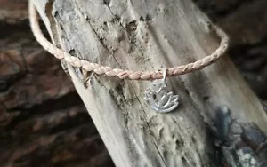 COLLANA FIORE DI LOTO IN ARGENTO STERLING SUGHERO YOGA MEDITATE VEGAN 925 REGALO - Foto 1 di 5