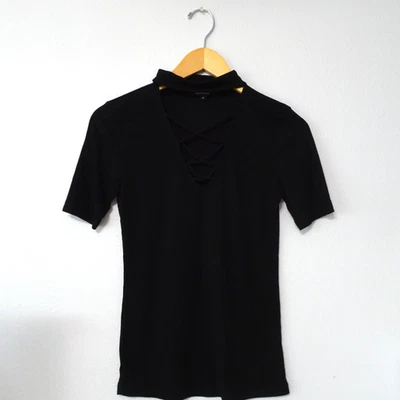 Черная женская рубашка с V-образным вырезом с крестом на шее дизайн размер S  - Изображение 1 из 4