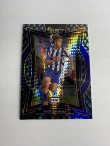 2024-25 Select FIFA Rodrigo Mora RC Rookie Terrace Jade Dragon Scale /28 #50 - Bild 1 von 2