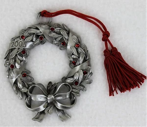 2005 Avon PEWTER Christmas ORNAMENT Wreath Red Stones Ribbon Bow Gold Pouch - Picture 1 of 6