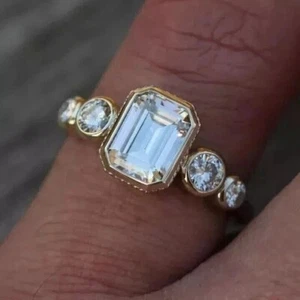 Fede Nuziale Stile Art Deco Creata in Laboratorio Diamante Taglio Smeraldo Oro Giallo 14k FN - Foto 1 di 9