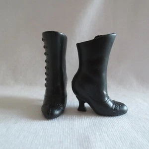 NEU Barbie inspirierende Frauen Susan B Anthony Curvy Puppe schwarze Stiefel ~ Schuhe - Bild 1 von 4
