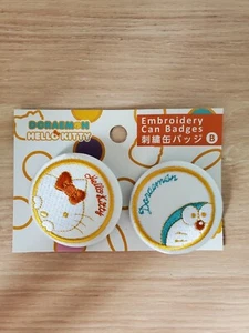 Set spille distintivo ricamo Japan Sanrio edizione limitata Doraemon x Hello Kitty - Foto 1 di 2