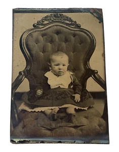 Fotografía victoriana antigua tipo lata bebé en silla  - Imagen 1 de 3