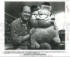 1983 Press Photo Jim Davis, Cartoonist, and Stuffed Garfield - ahtx01284