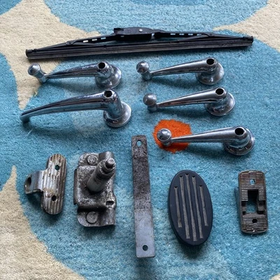 4 Morris Minor 1000 (1955-1971) Interior Window Winder Handle Plus Extra Parts - Image 1 of 4