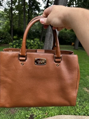 Bolso de Mano Michael Kors Bedford Signature Cuero Guijarro Mediano Bellota Foto 1 de 4