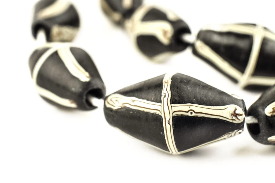 Cuentas Cruz Francesa Java Negro 14mm Indonesia Vidrio Bicono Blanco y Negro Foto 1 de 3