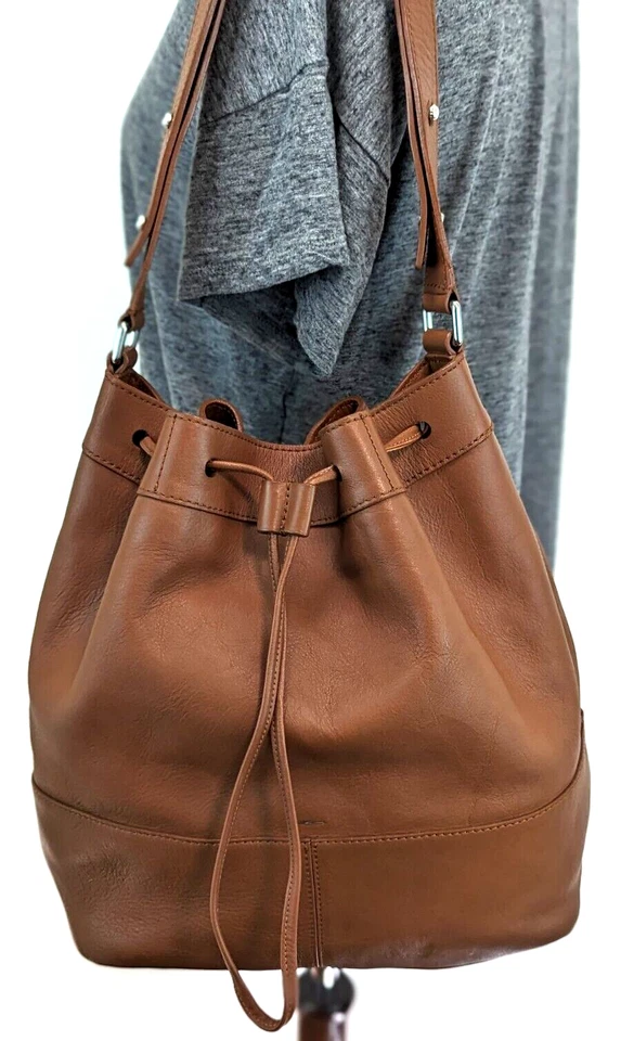 SHINOLA DETROIT 水饺包 BOURBON 水桶单肩包钱包/斜挎包 美国 $895 ~ 二手状况完好! — 第 1/4 张图片