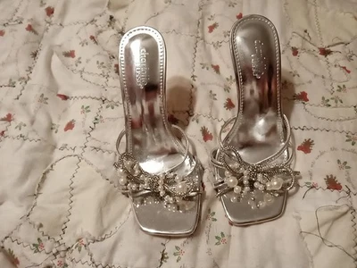 Hermosos tacones Charlotte Russe plateados talla 6. Diamantes de imitación y perla. Foto 1 de 3