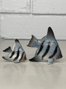 Par de estatuillas miniatura vintage de pez ángel azul con rayas negras de cerámica - Imagen 1 de 8