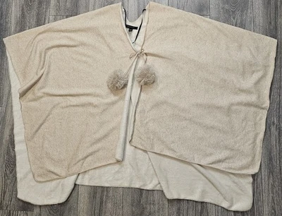 Xale forrado de pele sintética Marc New York Andrew Marc bege tamanho único borlas pom pom - Imagem 1 de 4