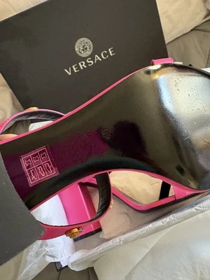 $1050 SANDALIAS VERSACE FUCSIA CUERO ROSA DORADO LOGOTIPO MEDUSA TACHUELAS ZAPATOS DE SALÓN MULA 40 Foto 1 de 4
