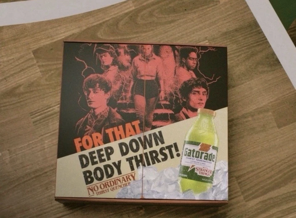 🔥Stranger Things X Gatorade 1987 Hawkins Cápsula Preventa TAMAÑO Mediano Foto 1 de 1