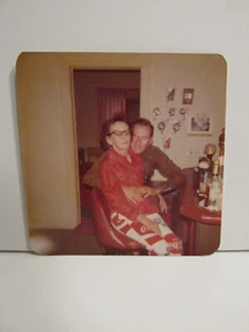 1973 VINTAGE FOUND PHOTOGRAPH COLOR ORIGINAL ART PHOTO MOM DAD CHRISTMAS DAY 73 - Picture 1 of 4