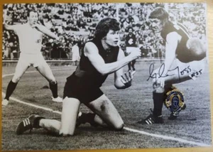 1976 GRAHAM MOSS ESSENDON HAND SIGNED B&W PHOTO & FREE REPLICA BROWNLOW MEDAL - Foto 1 di 2