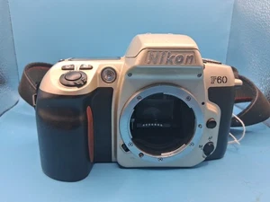 Cuerpo de cámara fotográfica Nikon F60 SLR 35 mm para montaje F dorado - Imagen 1 de 5