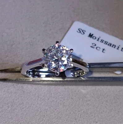 Anillo de compromiso solitario de 2 quilates de mossanita de plata maciza con placa de rodio talla 8 Foto 1 de 4